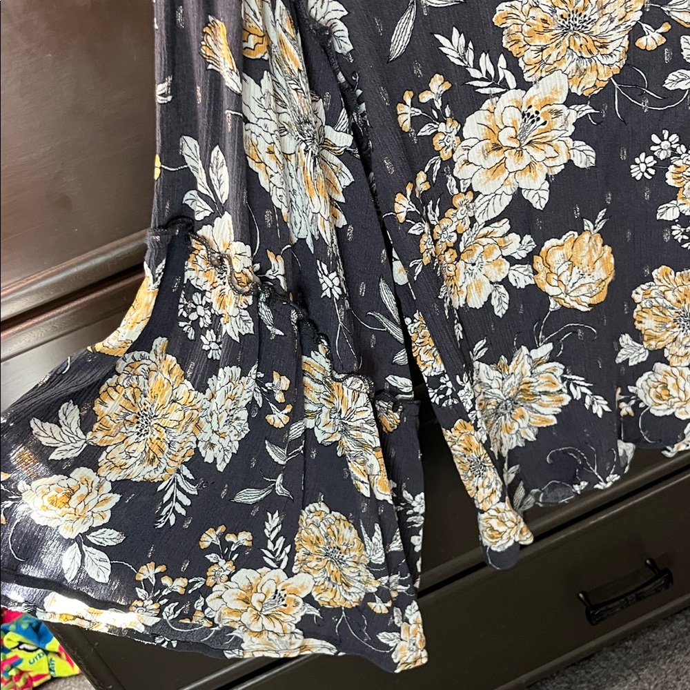 Gypsies & Moondust floral bell sleeved top - Picture 3 of 8